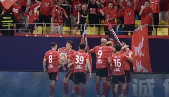 国内足球赛场上的激烈争夺值得关注！，气势如虹